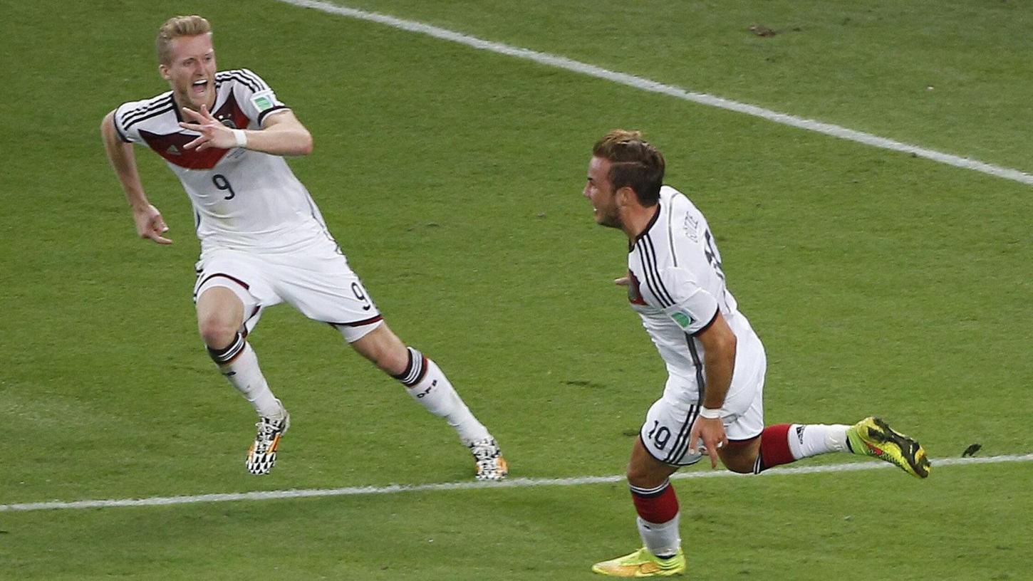 Bilder aus einer längst vergangenen Zeit: Torschütze Mario Götze (r) aus Deutschland jubelt nach seinem Siegtor im Finale der Fußball WM 2014 gegen Argentinien zusammen mit André Schürrle. Jetzt, mehr als zehn Jahre später, startet er beim Challenge Roth. Bilder aus einer längst vergangenen Zeit: Torschütze Mario Götze (r) aus Deutschland jubelt nach seinem Siegtor im Finale der Fußball WM 2014 gegen Argentinien zusammen mit André Schürrle. Jetzt, mehr als zehn Jahre später, startet er beim Challenge Roth.