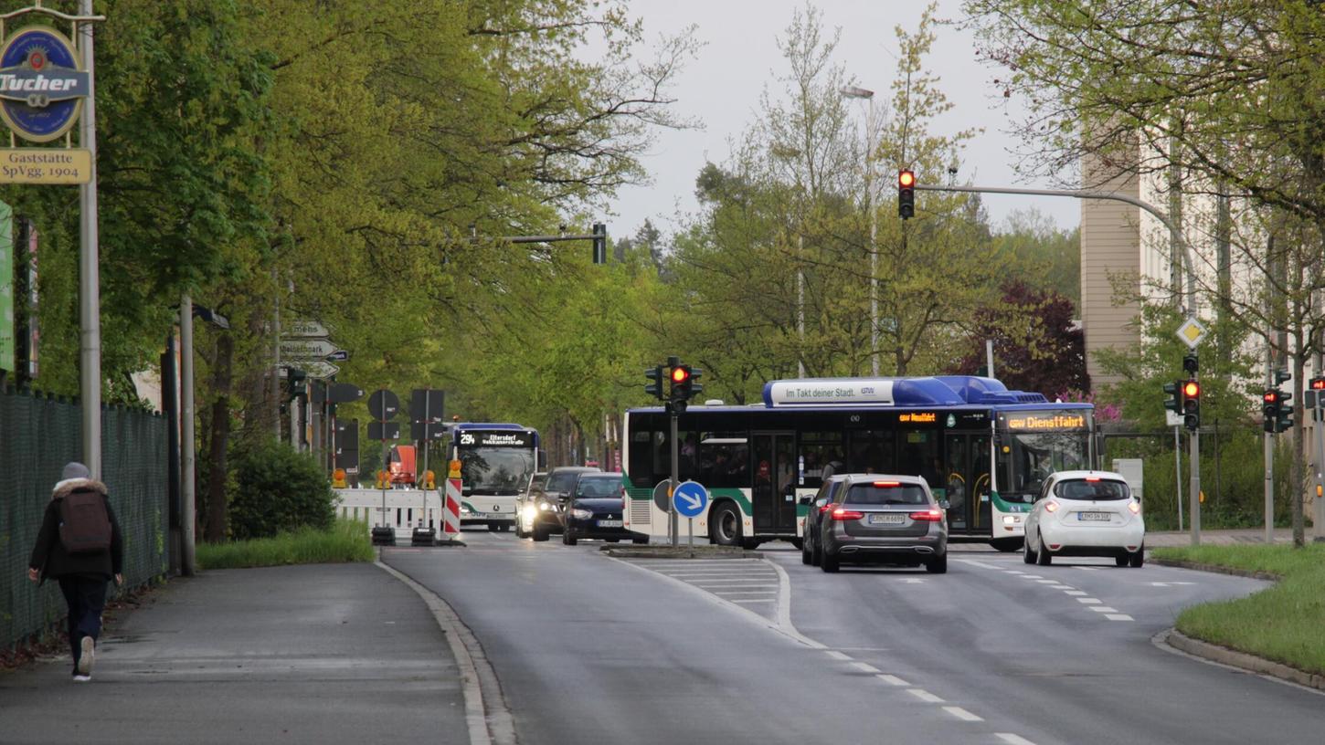 Die Erlanger Stadtrats-Grünen fordern neue Tempo-30-Anordnungen in der Hugenottenstadt. Betroffen wäre die Kurt-Schumacher-Straße (Bild) sowie 17 weitere Straßenzüge in Erlangen. Die Erlanger Stadtrats-Grünen fordern neue Tempo-30-Anordnungen in der Hugenottenstadt. Betroffen wäre die Kurt-Schumacher-Straße (Bild) sowie 17 weitere Straßenzüge in Erlangen.