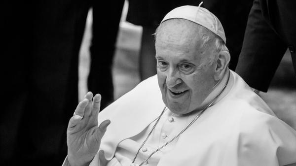 Nachdem er am Sonntag trotz seines schlechten gesundheitlichen Zustandes noch den Segen gespendet hat, ist Papst Franziskus nun tot. Im Alter von 88 Jahren und nach zwölf Jahren als Oberhaupt der katholischen Kirche ist er am 21. April, dem Ostermontag gestorben.