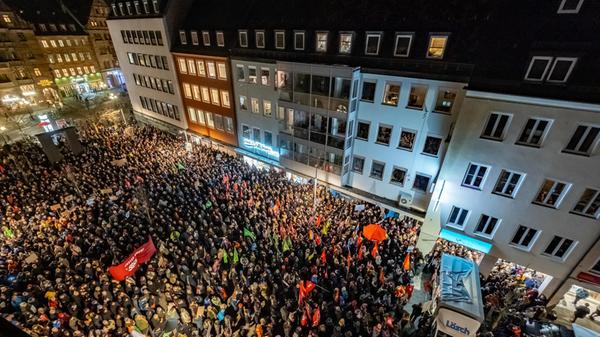 Der Hallplatz voller Menschen und bunter Plakate: Am Donnerstagabend fand nach dem Migrations-Antrag eine Eilversammlung mit mehreren Tausend Teilnehmern in der Nürnberger Innenstadt statt.