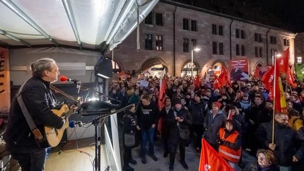 Noch in der Nacht von Mittwoch auf Donnerstag hat das Nürnberger Bündnis Nazistopp spontan eine Versammlung angekündigt.