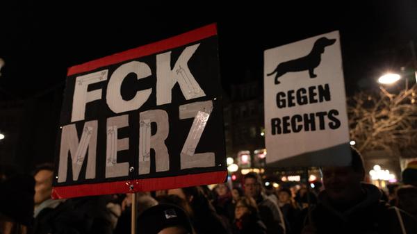 Zahlreiche Plakate ragten aus der Menge. Der Tenor war klar: "Gegen Rechtsruck" und für "Solidarität statt Hetze".