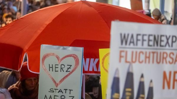 Während die Veranstalter selbst von in der Spitze von rund 5000 Teilnehmern sprechen, zählte die Polizei am Abend etwa 2100 Menschen.