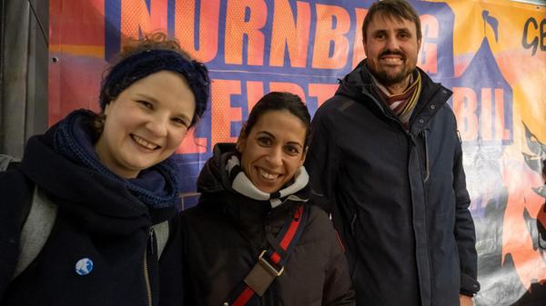 Die Versammlung begann gegen 18.30 Uhr mit einer Auftaktkundgebung. Aufgerufen hatten dazu unter anderem Kathrin Flach Gomes (links) und Titus Schüller (rechts). Beide sitzen für die Linke im Nürnberger Stadtrat.