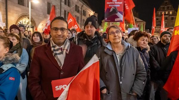 Daraufhin zog die Menschenmenge über den Kornmarkt, zum Ludwigsplatz, weiter über die Lorenzkirche zum Jakobsplatz. Auch viele Nürnberger Lokalpolitikerinnen und -politiker wie SPD-Chef Nasser Ahmed folgten der Einladung.