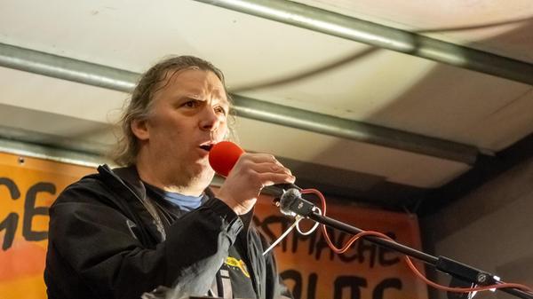 Dort beendeten die Versammlungsleiter die Demo gegen 20.15 Uhr mit einer Abschlusskundgebung, zu der sich mehr und mehr Protestierende gesellten.