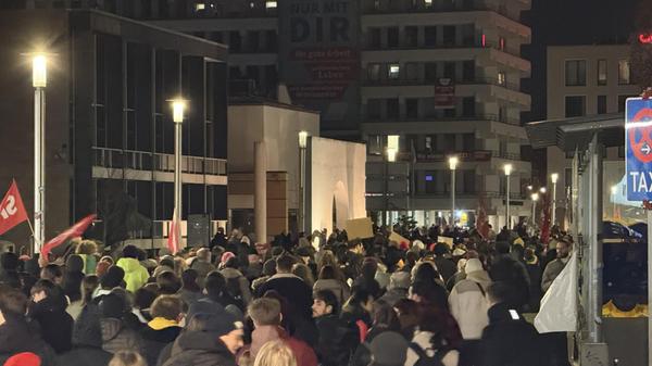 Die Polizei wurde durch Einsatzkräfte des Unterstützungskommandos Mittelfranken (USK) sowie der Nürnberger Verkehrspolizei unterstützt.