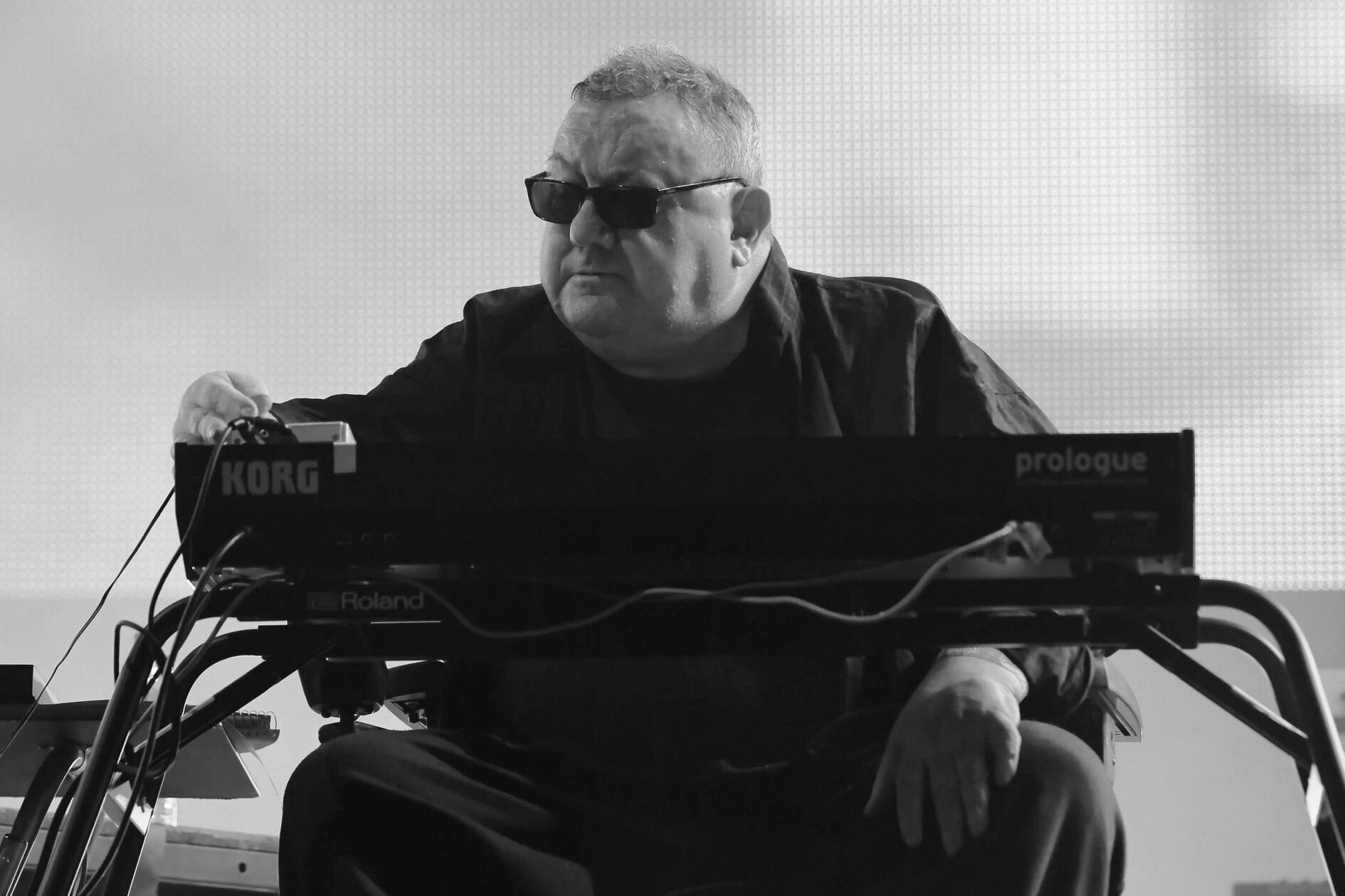 Die ikonische 80er-Jahre-Band verliert mit Dave Ball seinen Instrumentalisten. Ball ist am 22. Oktober im Alter von 66 Jahren nach langer Krankheit friedlich eingeschlafen, wie es hieß. Unter vielen Hits ist "Tainted Love" der wohl bis heute bekannteste und am meisten gespielte Song des britischen Duos, zu dem auch Sänger Marc Almond gehört.