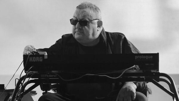 Die ikonische 80er-Jahre-Band verliert mit Dave Ball seinen Instrumentalisten. Ball ist am 22. Oktober im Alter von 66 Jahren nach langer Krankheit friedlich eingeschlafen, wie es hieß. Unter vielen Hits ist "Tainted Love" der wohl bis heute bekannteste und am meisten gespielte Song des britischen Duos, zu dem auch Sänger Marc Almond gehört.