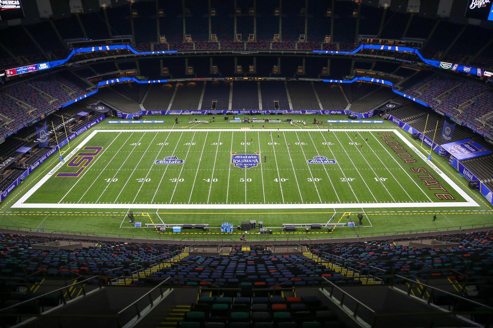 ... nach Angaben der National Football League werden nur 62.000 Zuschauer erwartet. Ist das Stadion etwa nicht ausverkauft? Doch, natürlich, es handelt sich schließlich um das größte Sportereignis der Welt - und wenngleich selbst die günstigsten Tickets erst für eine stolze Summe von 4.000 Dollar und mehr erhältlich sind, sind die Karten heiß begehrt und werden bis auf den letzten Platz vergeben sein. Nein, der Grund für die niedrigeren Zuschauerzahlen liegt darin, dass die Liga bestimmte Bereiche des Stadions absperrt oder anderweitig nutzt, etwa um Fläche für die aufwendige TV-Produktion zu schaffen.