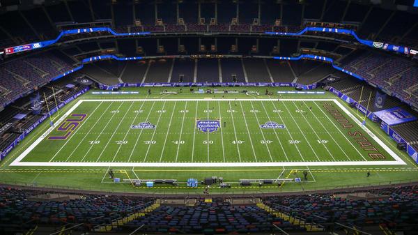 ... nach Angaben der National Football League werden nur 62.000 Zuschauer erwartet. Ist das Stadion etwa nicht ausverkauft? Doch, natürlich, es handelt sich schließlich um das größte Sportereignis der Welt - und wenngleich selbst die günstigsten Tickets erst für eine stolze Summe von 4.000 Dollar und mehr erhältlich sind, sind die Karten heiß begehrt und werden bis auf den letzten Platz vergeben sein. Nein, der Grund für die niedrigeren Zuschauerzahlen liegt darin, dass die Liga bestimmte Bereiche des Stadions absperrt oder anderweitig nutzt, etwa um Fläche für die aufwendige TV-Produktion zu schaffen.