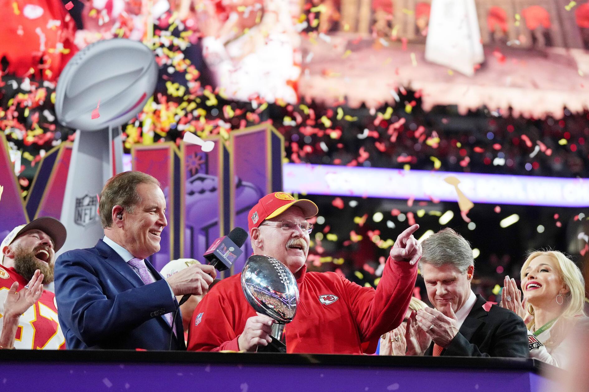 Tom Brady übertrifft im Football alles und jeden: Der Quarterback der Buccaneers und der Patriots feierte sieben Super-Bowl-Erfolge - mehr als jeder andere Spieler, mehr als jedes andere Team. Dennoch kann Patrick Mahomes, der Quarterback der Kansas City Chiefs, im Super Bowl LIX etwas erreichen, was nicht einmal NFL-Ikone Tom Brady gelang: Mit einem Erfolg gegen die Eagles wären Mahomes Chiefs das erste Franchise, das dreimal in Folge den Titel holt - das gelang in der langen NFL-Geschichte noch keinem Team. Ebenfalls rekordverdächtig: In den vergangenen sechs Jahren zogen die Chiefs fünfmal ins Endspiel ein.