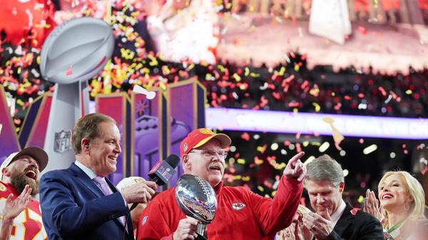 Tom Brady übertrifft im Football alles und jeden: Der Quarterback der Buccaneers und der Patriots feierte sieben Super-Bowl-Erfolge - mehr als jeder andere Spieler, mehr als jedes andere Team. Dennoch kann Patrick Mahomes, der Quarterback der Kansas City Chiefs, im Super Bowl LIX etwas erreichen, was nicht einmal NFL-Ikone Tom Brady gelang: Mit einem Erfolg gegen die Eagles wären Mahomes Chiefs das erste Franchise, das dreimal in Folge den Titel holt - das gelang in der langen NFL-Geschichte noch keinem Team. Ebenfalls rekordverdächtig: In den vergangenen sechs Jahren zogen die Chiefs fünfmal ins Endspiel ein.