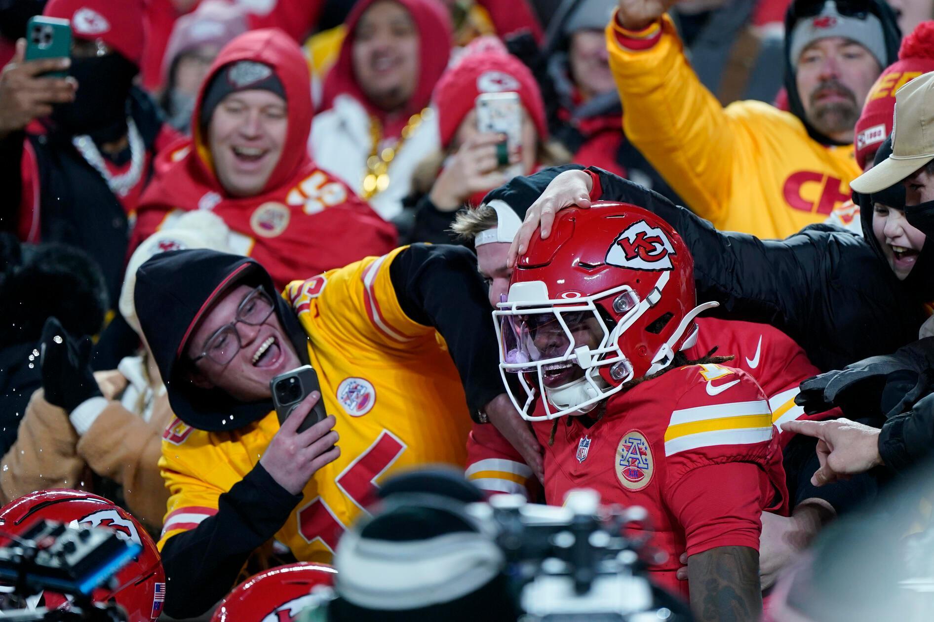Einen anderen Rekord haben die Kansas City Chiefs im Übrigen schon aufgestellt - oder besser gesagt: ihre Fans. Im Jahr 2014 erreichten die Kansas-Anhänger den lautesten Publikumslärm bei einer Sportveranstaltung. Bei einem Spiel gegen die New England Patriots am 29. September 2014 wurde ein Schallpegel von 142,2 Dezibel gemessen.