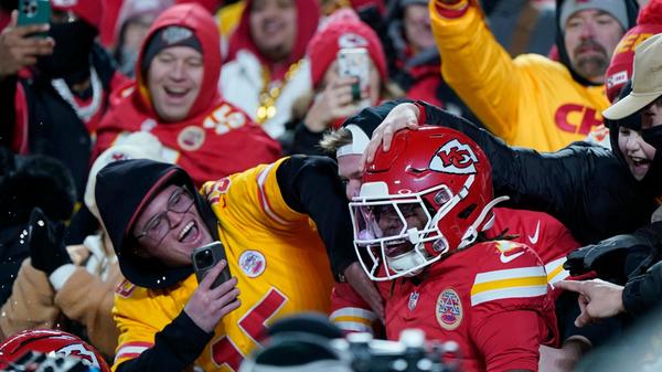 Einen anderen Rekord haben die Kansas City Chiefs im Übrigen schon aufgestellt - oder besser gesagt: ihre Fans. Im Jahr 2014 erreichten die Kansas-Anhänger den lautesten Publikumslärm bei einer Sportveranstaltung. Bei einem Spiel gegen die New England Patriots am 29. September 2014 wurde ein Schallpegel von 142,2 Dezibel gemessen.