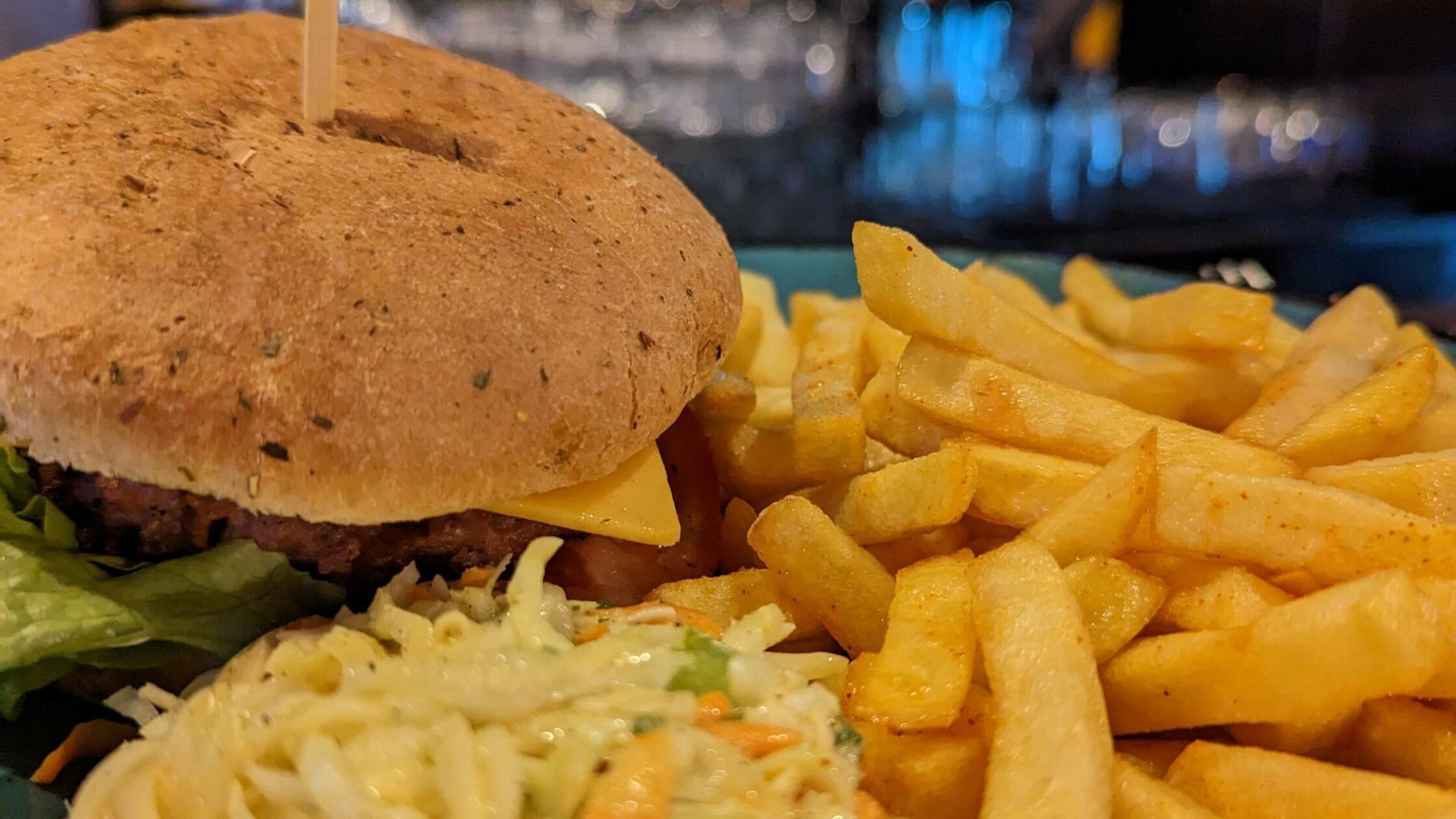 Insbesondere für traditionsliebende Fußball-Fans in Deutschland ist der Super Bowl der Inbegriff der Sportkommerzialisierung, der Eventisierung, des Kapitalismus. Davon mag man halten, was man will, Fakt ist: Es ist so. Der Super Bowl ist weit mehr als ein Sport-Spektakel, es ist ein mediales, popkulturelles, weltweites Großevent. Es ist Entertainment und Show, Musik - und vor allem Essen. Am Abend des Spiels werden in den USA 4000 Tonnen Popcorn, 14 Tonnen Chips und 1,3 Milliarden Chicken Wings verkauft. Von Burgern, Pommes und Pizza ganz zu schweigen. Für Lieferdienste indes ist der Tag des Super Bowl ein Feiertag: Mehrere Anbieter berichten, allein am Finalabend ein Drittel ihres gesamten Jahresumsatzes zu erwirtschaften.