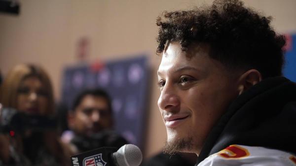 Nicht nur Lieferdienste profitieren vom Super Bowl, auch die Medien - wenngleich diese dafür auch eine ordentliche Stange Geld in die Hand nehmen müssen: Ein 30-Sekunden-Werbespot im Rahmen des Spiels kostet rund sieben Millionen US-Dollar - das ist mehr als das Doppelte als noch im Jahr 2010. Trotz der beachtlichen Kosten lassen es sich die größten Unternehmen des Landes nicht nehmen, Jahr für Jahr besondere, eigens zum Super Bowl angefertigte Werbung zu schalten.