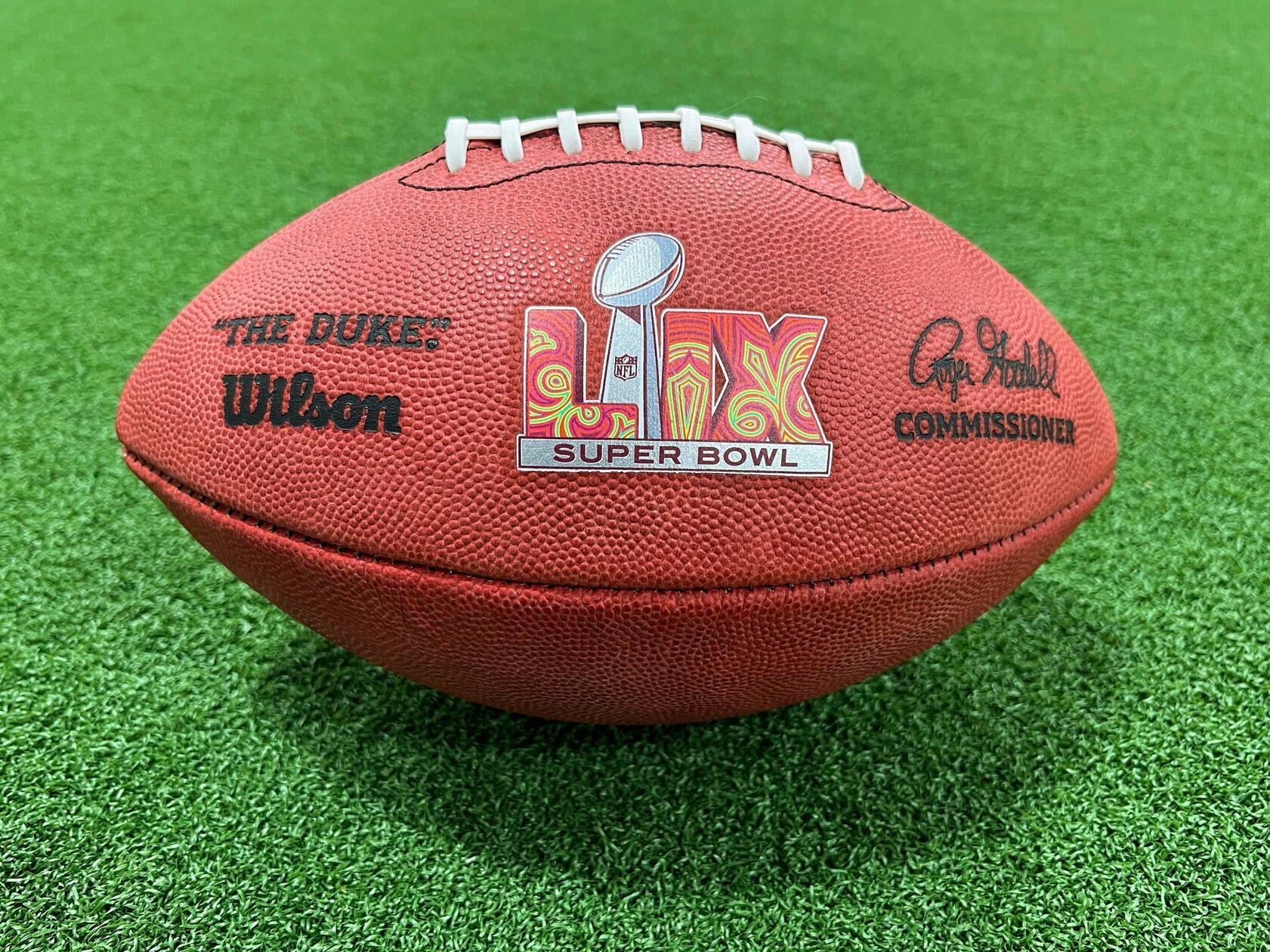 Das Finale der Champions League heißt Champions-League-Finale, der Finale einer WM heißt WM-Finale - und das Finale der National Football League heißt: Super Bowl. Aber noch nicht immer. Ursprünglich trug das Endspiel zwischen den beiden besten Teams der beiden Regionalgruppen des US-amerikanischen Football den sperrigen Titel "AFL-NFL World Championship Game". Lamar Hunt, der ehemalige Besitzer der Kansas City Chiefs, schlug in den 1960er Jahren den Namen "Super Bowl" vor: eine Mischung aus "Super Ball", einem damals millionenfach verkauften Flummi, und "Bowl Games", der Bezeichnung für wichtige Footballspiele. Wenngleich Hunt den Titel nie ernsthaft vorschlug, griffen die Medien den Begriff rasant auf - der "Super Bowl" war geboren.