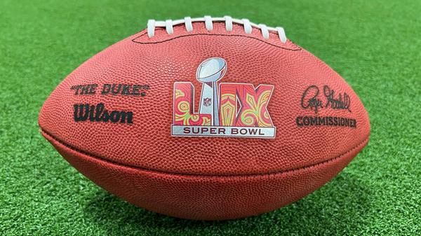 Das Finale der Champions League heißt Champions-League-Finale, der Finale einer WM heißt WM-Finale - und das Finale der National Football League heißt: Super Bowl. Aber noch nicht immer. Ursprünglich trug das Endspiel zwischen den beiden besten Teams der beiden Regionalgruppen des US-amerikanischen Football den sperrigen Titel "AFL-NFL World Championship Game". Lamar Hunt, der ehemalige Besitzer der Kansas City Chiefs, schlug in den 1960er Jahren den Namen "Super Bowl" vor: eine Mischung aus "Super Ball", einem damals millionenfach verkauften Flummi, und "Bowl Games", der Bezeichnung für wichtige Footballspiele. Wenngleich Hunt den Titel nie ernsthaft vorschlug, griffen die Medien den Begriff rasant auf - der "Super Bowl" war geboren.