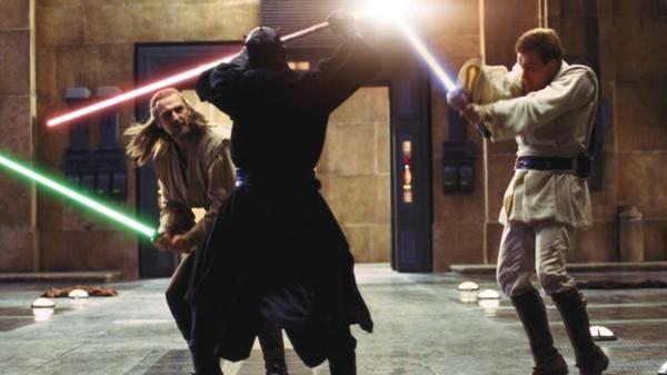 Nein, dieses Bild ist nicht reingerutscht, das gehört dazu. Tatsächlich gibt es mehr Schnittmengen zwischen Star Wars und Football, als man vermutet - vor allem zwischen Star Wars und den Philadelphia Eagles: David Acord, der Sound Editor für mehrere Star Wars Filme, liebte die Eagles so sehr, dass er ein paar "Easter Eggs" mit Bezug zu seinem Herzensteam in die Filme einfließen ließ. Als er eine Sprache für Teedo, den reptilienartigen Außerirdischen entwickeln sollte, entschied er sich für die Begriffe "Celek" und "Fletcher" - angelehnt an Eagles-Tight End Brent Celek und Defensive Tackle Fletcher Cox. Außerdem ist ein Gebetsruf in Rogue One angeblich eine Übersetzung des "Fly, Eagles,Fly"-Gesang in Esperanto.