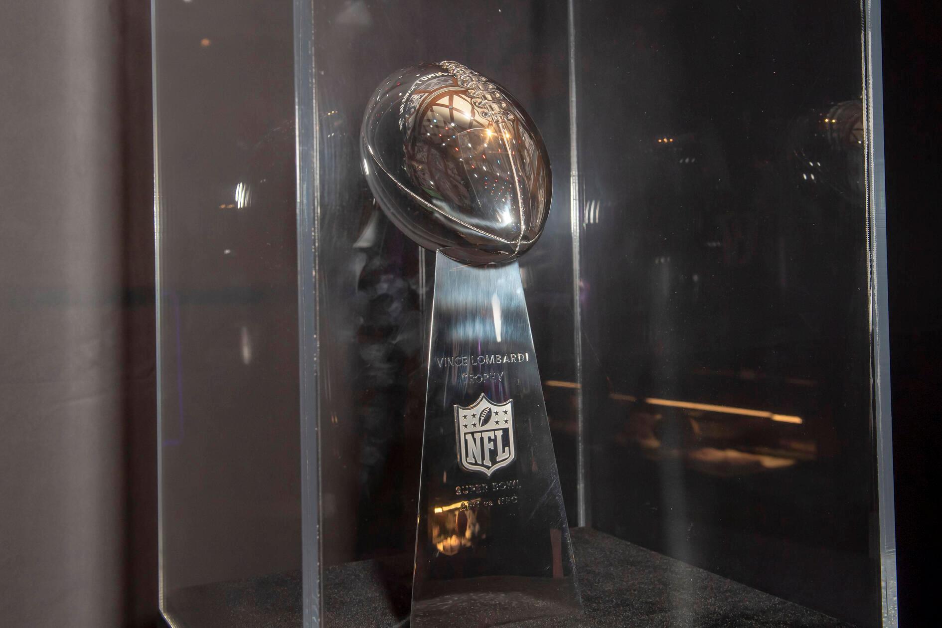 "Winning is not a sometime thing; it’s an all the time thing. You don’t win once in a while; you don’t do things right once in a while; you do them right all of the time. Winning is a habit. Unfortunately, so is losing", sagte der Trainer, dessen Team die ersten beiden "Super Bowls" (die damals noch gar nicht so hießen) gewann. Der Trainer, der mit den Green Bay Packers innerhalb von sieben Jahren fünf Finalerfolge feierte. Der Trainer, nach dem die begehrte Trophäe benannt wurde: Vince Lombardi, ein legendärer Coach in der Geschichte des American Football.