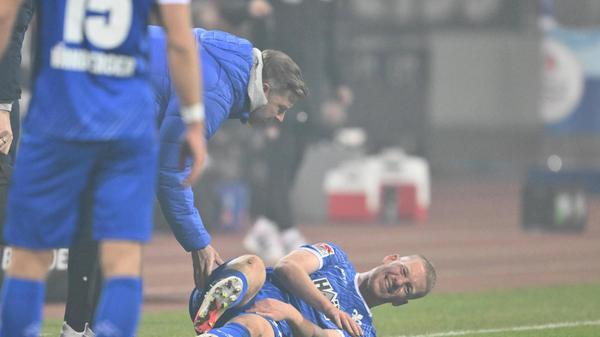 Nach einem Zweikampf mit Tzimas geht Klefisch zu Boden und greift sich an den rechten Oberschenkel. Kurze Zeit später muss er ausgewechselt werden.