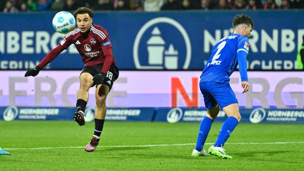 In der 27. Minute kommt es beinahe zum 1:0. Lubach schießt aus 16 Metern knapp rechts vorbei.