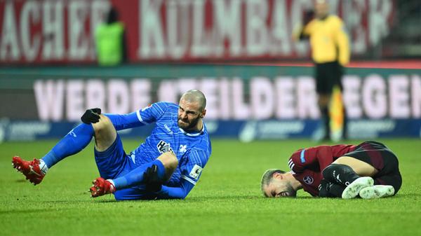 Emreli prallt mit Vukotic zusammen. Es ist nur eines von unzähligen Fouls an diesem Abend.