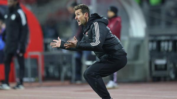 Mit der Chancenverwertung seiner Mannschaft kann Klose in der ersten Halbzeit nicht zufrieden sein.