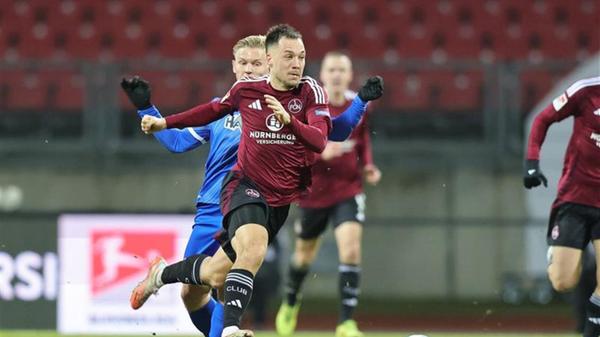 Weil Tzimas Zuspiel zu ungenau ist, kann Justvan einen aussichtsreichen Konter in der 78. Minute nicht erfolgreich zu Ende bringen.