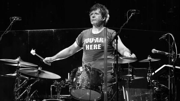 Clement “Clem„ Burke ist am 7. April im Alter von 70 Jahren gestorben, das teilten seine Bandkollegen der US-Band Blondie auf Instagram mit. Clement Burke stieß bereits 1975 zu Chris Stein und Debbie Harry und blieb als Schlagzeuger in der Band, bis zu ihrer Auflösung 1982.