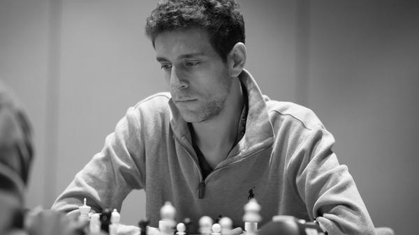 Der US-Schachgroßmeister Daniel Naroditsky ist am 20. Oktober überraschend im Alter von 29 Jahren verstorben. Die Todesursache ist noch nicht bekannt. Naroditsky, dessen Spitzname Danya lautete, spielte nicht nur selbst äußerst erfolgreich Schach und gewann einige Meisterschaften (u.a. gewann er 2007 die U12-Weltmeisterschaft), er teilte seine Leidenschaft und sein Wissen auch mit Hunderttausenden Followern auf den Plattformen Twitch und YouTube.