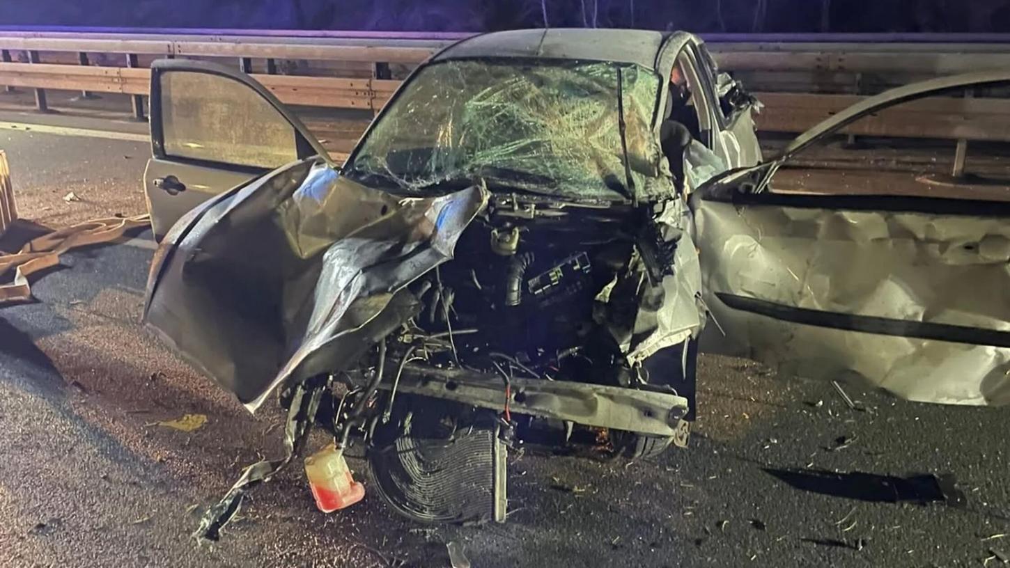 Ein Unfall kurz vor 4 Uhr am Sonntagmorgen hat die Einsatzkräfte über Stunden beschäftigt. Ein Unfall kurz vor 4 Uhr am Sonntagmorgen hat die Einsatzkräfte über Stunden beschäftigt.