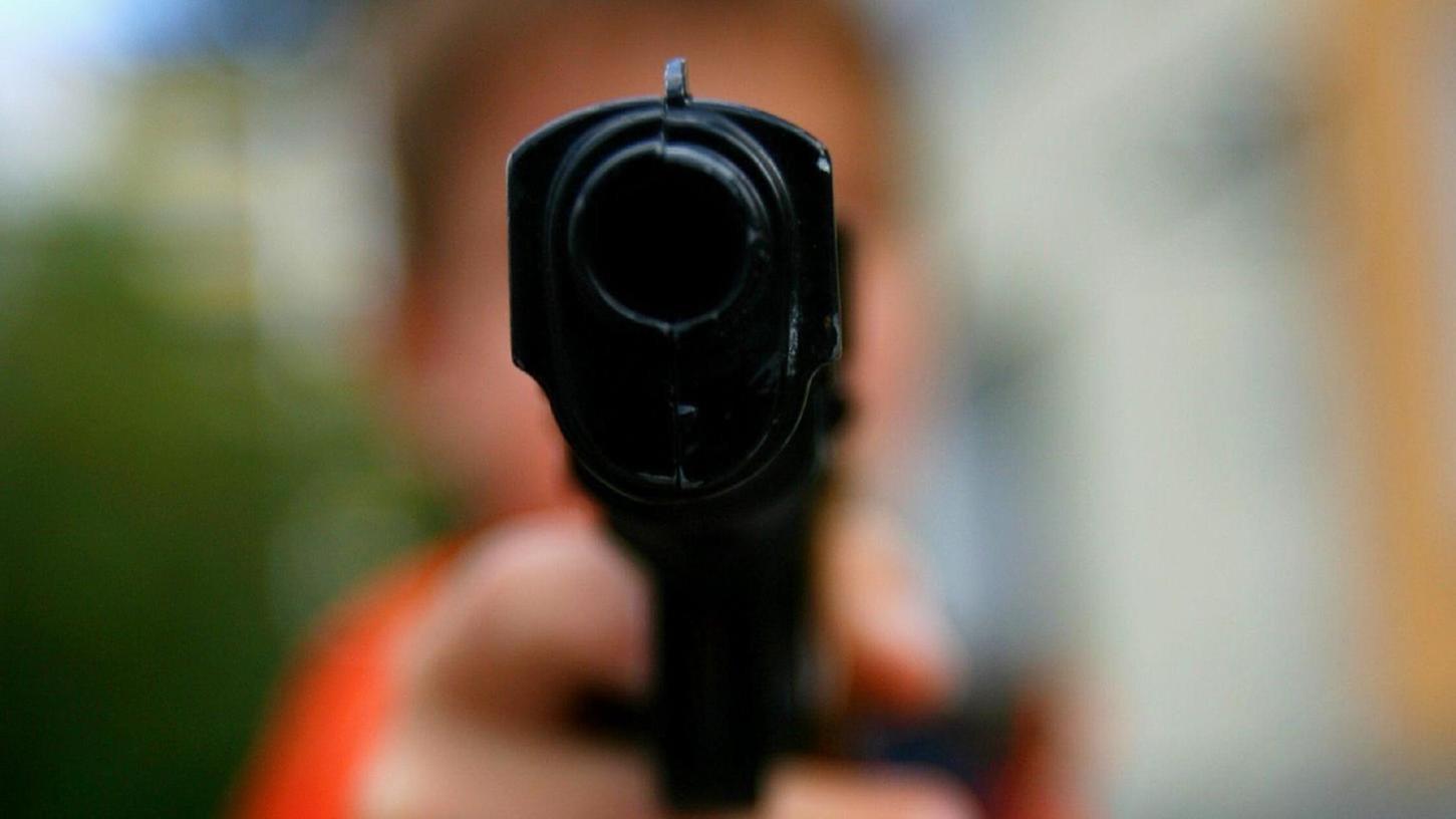 Ein Mann soll im Wald bei Stein Schießübungen im Beisein eines Kindes gemacht haben. Die Polizei fand später eine Softairwaffe - hier ein Symbolbild - bei dem mutmaßlichen Täter. Ein Mann soll im Wald bei Stein Schießübungen im Beisein eines Kindes gemacht haben. Die Polizei fand später eine Softairwaffe - hier ein Symbolbild - bei dem mutmaßlichen Täter.