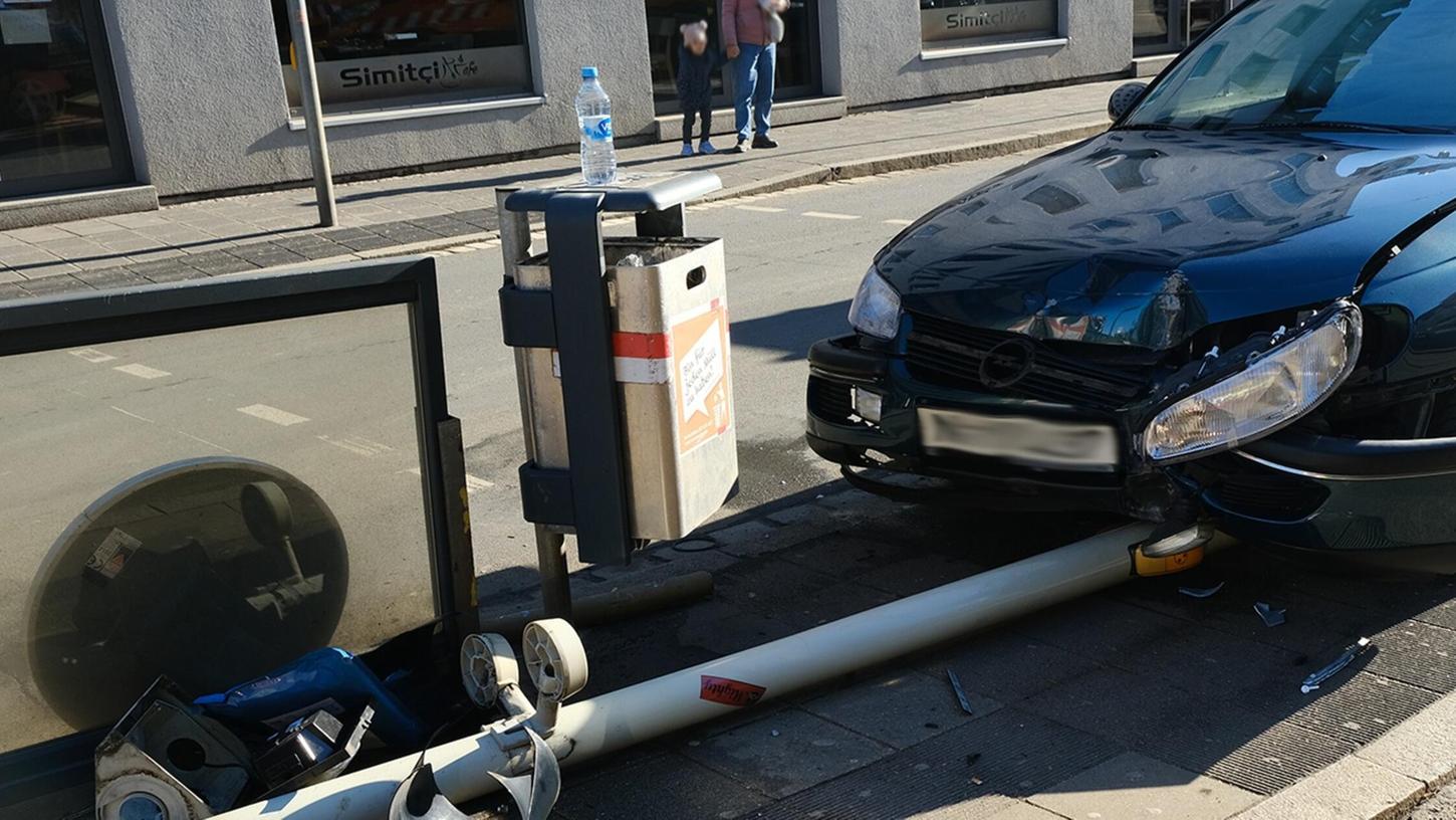 Weil ein 91-jähriger Autofahrer mit einem Ampelmast kollidierte, fiel dieser auf einen 24-jährigen Passanten. Weil ein 91-jähriger Autofahrer mit einem Ampelmast kollidierte, fiel dieser auf einen 24-jährigen Passanten.
