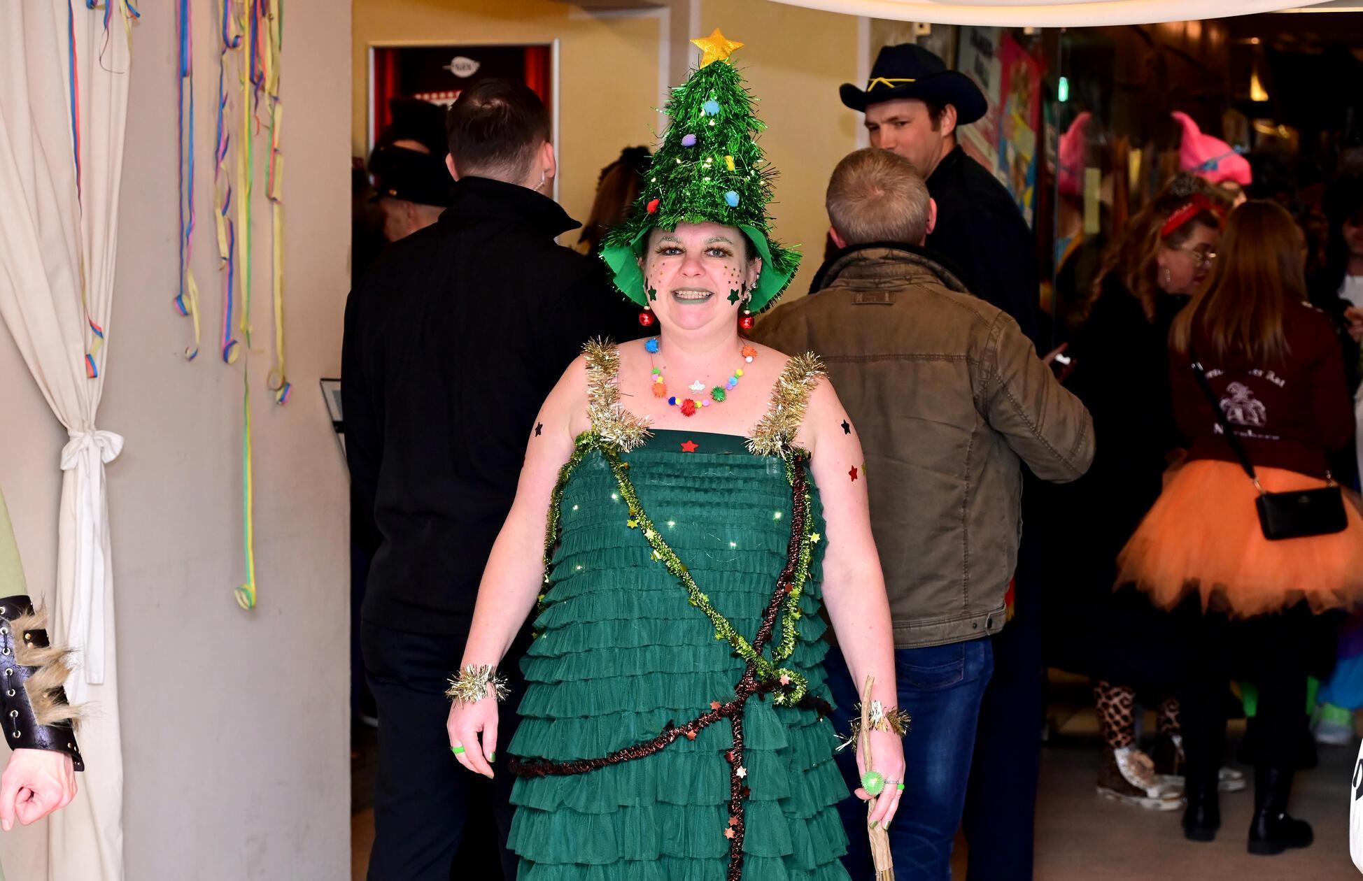 ... reichte die Kostümierung bei den Gästen sogar bis zum verzierten Tannenbaum.