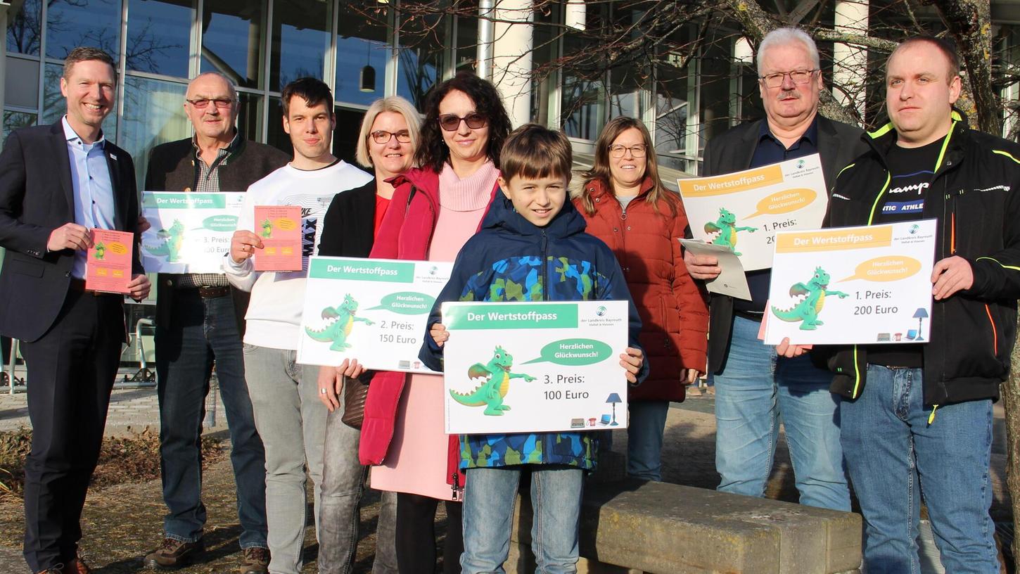 Landrat Florian Wiedemann (v.l.), Gerhard Seibold, Abfallberater Christian Bittner, die fachliche Leitung des Fachbereichs Abfallwirtschaft, Janet Schönknecht, Tatjana Pfeffer, Andrea Kläning-Wiesmeth mit Sohn Hannes, Norbert Hirschmann und Florian Raum. Landrat Florian Wiedemann (v.l.), Gerhard Seibold, Abfallberater Christian Bittner, die fachliche Leitung des Fachbereichs Abfallwirtschaft, Janet Schönknecht, Tatjana Pfeffer, Andrea Kläning-Wiesmeth mit Sohn Hannes, Norbert Hirschmann und Florian Raum.