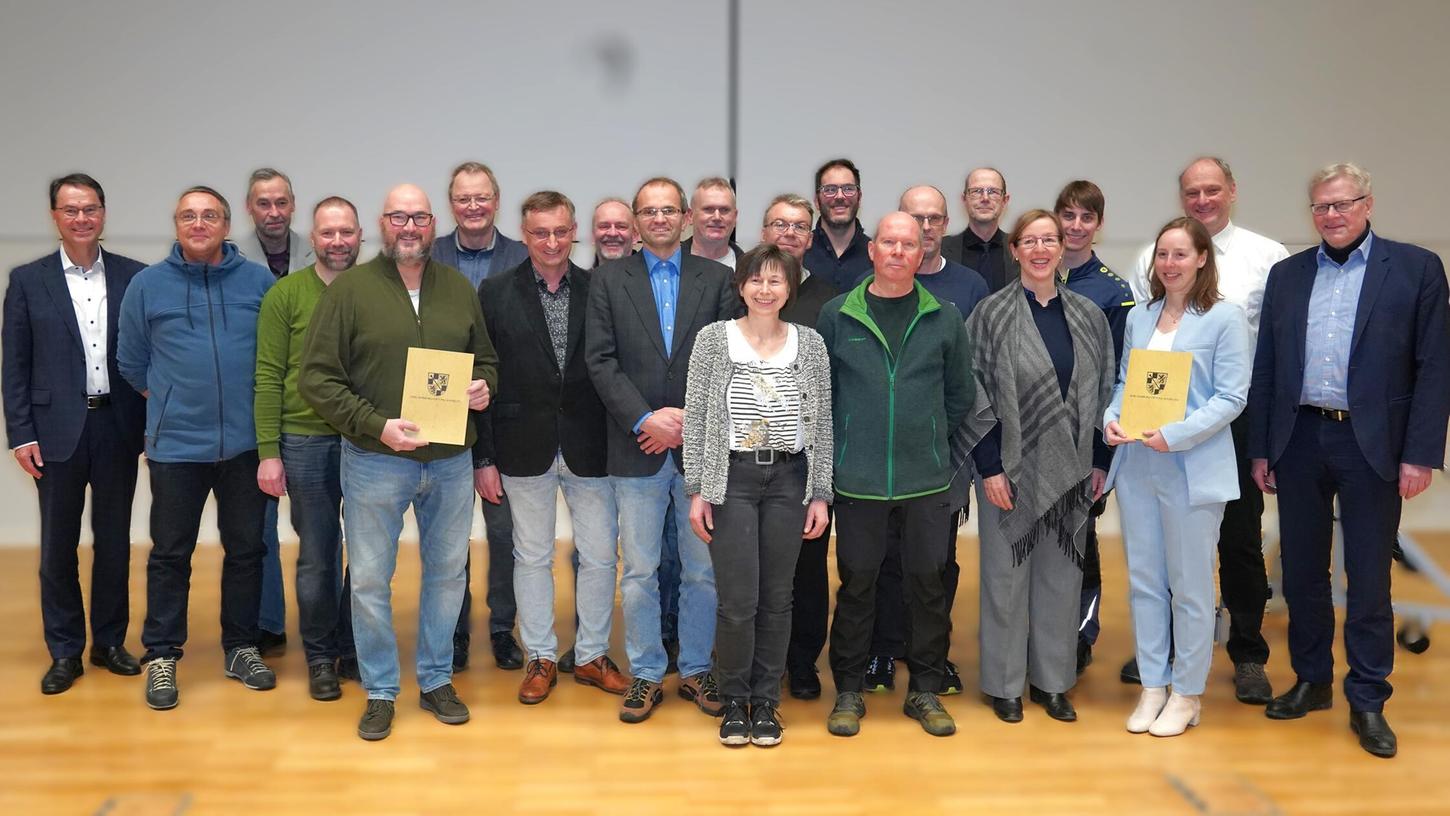 Preisverleihung in Bayreuth: Dr. Christina Witt (3. v. re.) mit Urkunde (Wissenschaftspreis), daneben Doktormutter Professorin Anna Köhler. Peter Schmidt (5. v. li.) mit der Urkunde stellvertretend für alle Mitarbeiterinnen und Mitarbeiter der mechanischen Werkstätten (Technikpreis). Rechts Oberbürgermeister Thomas Ebersberger und Vorsitzender des Vorstandes der Emil Warburg-Stiftung, links sein Stellvertreter Wolfgang Hetz (Vorstand Sparkasse Bayreuth). Preisverleihung in Bayreuth: Dr. Christina Witt (3. v. re.) mit Urkunde (Wissenschaftspreis), daneben Doktormutter Professorin Anna Köhler. Peter Schmidt (5. v. li.) mit der Urkunde stellvertretend für alle Mitarbeiterinnen und Mitarbeiter der mechanischen Werkstätten (Technikpreis). Rechts Oberbürgermeister Thomas Ebersberger und Vorsitzender des Vorstandes der Emil Warburg-Stiftung, links sein Stellvertreter Wolfgang Hetz (Vorstand Sparkasse Bayreuth).