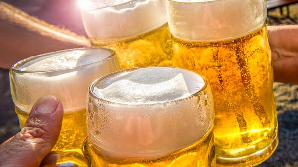 Biergartenbesucher prosten sich zu, Münchner genie