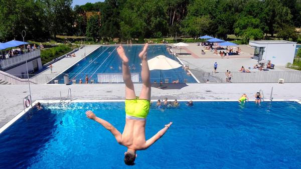 Kinder und Jugendliche bis einschließlich 17 Jahren gibt es im Westbad wie auch im Röthelheimbad Erlangen am Geburtstag freien Eintritt.
