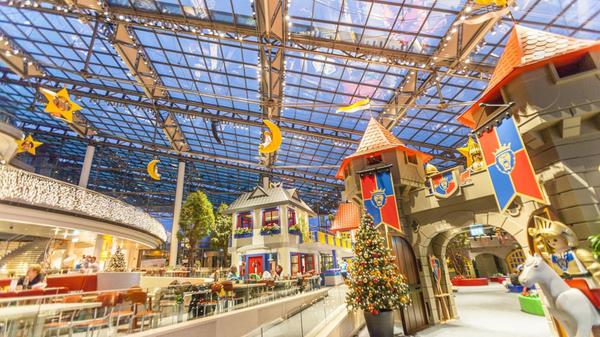 Auch im Playmobil Funpark Zirndorf darf das Geburtstagskind umsonst hinein, sofern es sich ausweisen kann. Zudem erhalten Geburtstagskinder bis 16 Jahren eine kleine Überraschung. Es muss vorab ein Nullticket online gebucht werden, heißt es weiter. Der freie Eintritt gilt jedoch nicht für die Minigolf-Anlage des Hauses.
