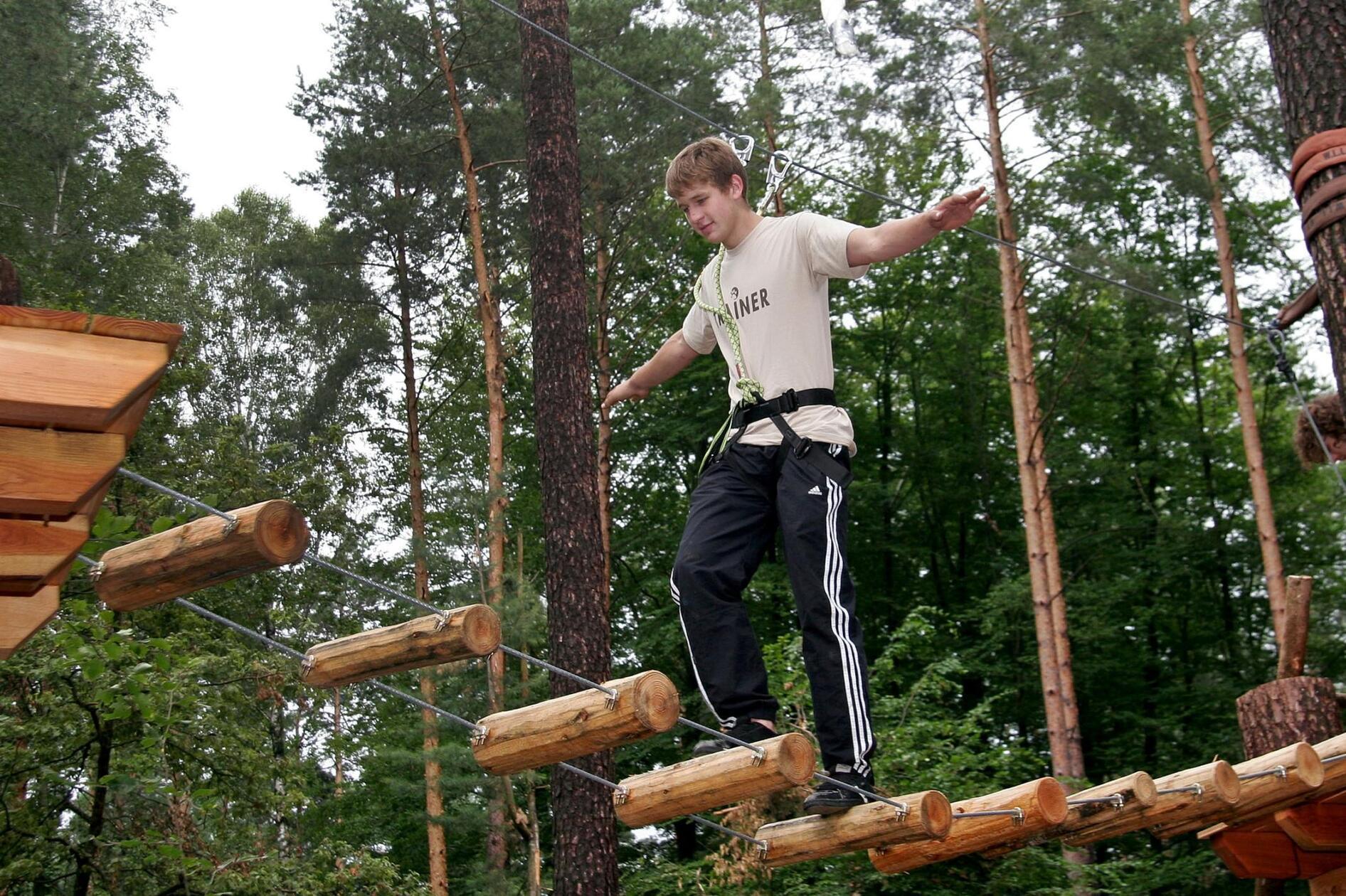 Auf Hängebrücken zwischen den Baumwipfeln umherspringen, das könnt ihr in Begleitung von fünf zahlenden Gästen kostenlos im Kletterwald Weiherhof.