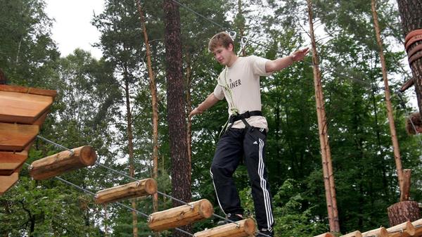 Auf Hängebrücken zwischen den Baumwipfeln umherspringen, das könnt ihr in Begleitung von fünf zahlenden Gästen kostenlos im Kletterwald Weiherhof.