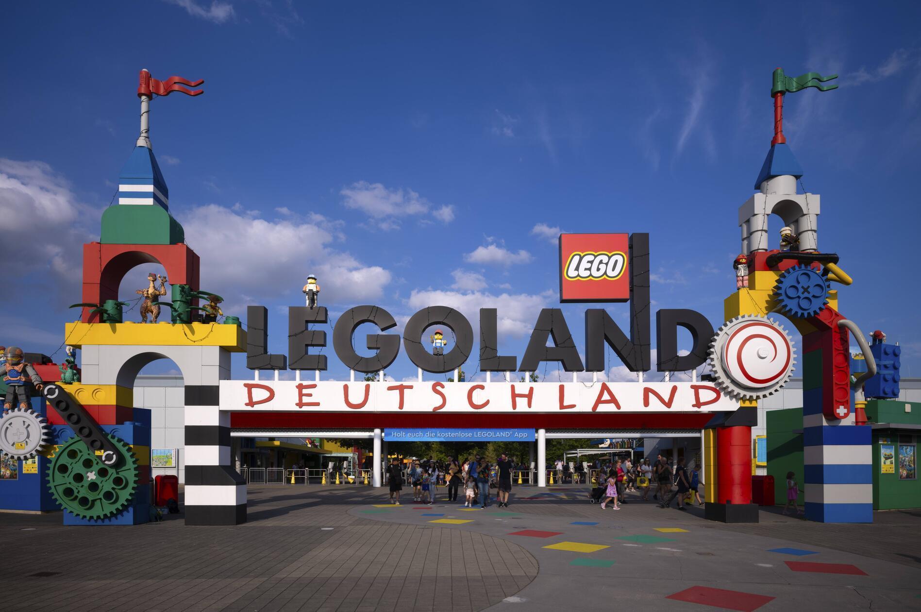 Kinder, die zwischen 2 und 11 Jahre alt werden, erhalten an ihrem Geburtstag freien Eintritt in den Legoland Deutschland Resort. Das Kind muss am Eingang dafür offiziell sein Alter nachweisen können.