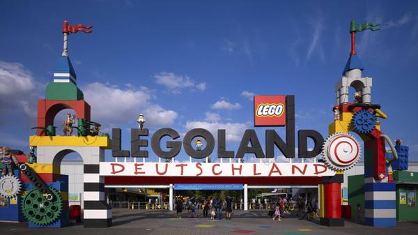 Kinder, die zwischen 2 und 11 Jahre alt werden, erhalten an ihrem Geburtstag freien Eintritt in den Legoland Deutschland Resort. Das Kind muss am Eingang dafür offiziell sein Alter nachweisen können.