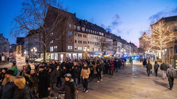 "Kein Platz für Neonazis in unserer Stadt!": Zahlreiche Menschen gingen bei eisigen Temperaturen auch an diesem Abend auf die Straße.