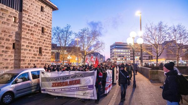 Für das "Antifaschistische Aktionsbündnis" ging es bereits um 17.30 Uhr an der Gostenhofer Hauptstraße am Plärrer los. Das Motto: "Faschistische Märsche zerschlagen - solidarisch gegen Rassismus und Nationalismus."