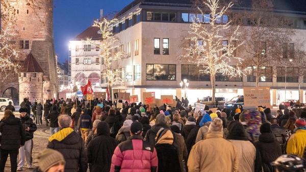 Um 18.30 Uhr trafen sich dann die "Omas gegen rechts" am Hallplatz. Das "Antifaschistische Aktionsbündnis" schloss sich den "Omas gegen rechts" an und man protestierte gemeinsam gegen das "Team Menschenrechte".