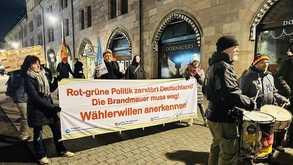 Das "Team Menschenrechte" versammelte sich auch am Hallplatz, um gegen Waffenlieferungen an die Ukraine zu protestieren, es fordert eine "Abkehr vom Klimawandel" und eine "Aufarbeitung der Corona-Maßnahmen".