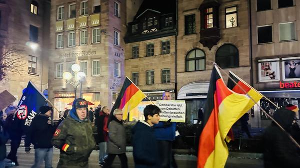 Auch diese Gruppe zog lautstark durch die Straßen.